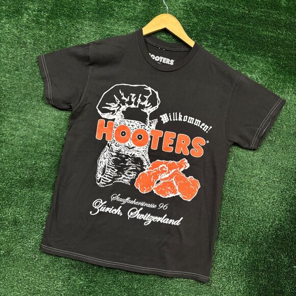 Willkommen Hooters Stauffacherstrasse 96 T-Shirt Size Medium - Picture 3 of 5